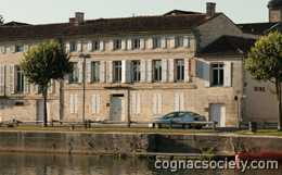 Hine ligger vackert vid Charente-floden i Jarnac